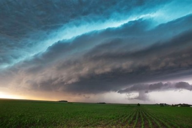 Vòi rồng và mưa đá rung chuyển các bang trung tâm nước Mỹ